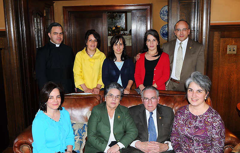 Mr. Luiz Antonio Fragelli with his wife Sandra and their seven children