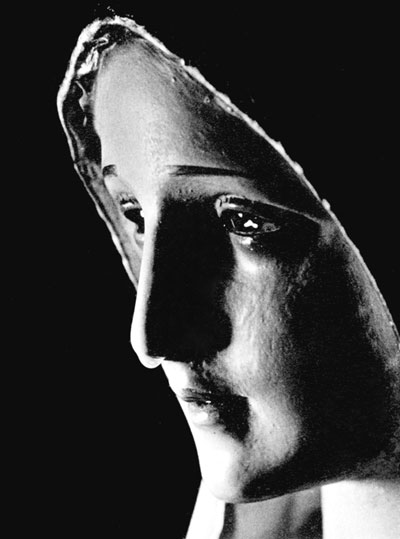 La statua della Vergine Pellegrina Internazionale della Madonna di Fatima piange lacrime nel 1972