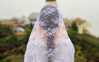 Why Are Young Women Insisting on the Return of the Chapel Veil?