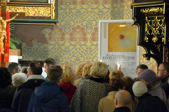 Pilgrims flock to see Eucharistic miracle at the Curch of Saint Hyacinth in Legnica, Poland