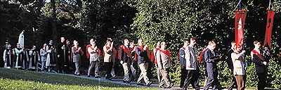 The high point of the visit was a procession with hymns, prayers and rosaries, accompanied by members wearing the TFP's ceremonial habit.