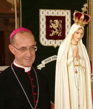 Foremost among the guests: the Pilgrim Virgin Statue and Bishop Juan Laise.