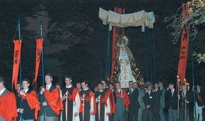 Attendees participated in a long candlelight rosary procession with an exact life-size replica of Seville’s famous statue of Our Lady of Hope of Macarena, accompanied by members wearing the TFP's ceremonial habit