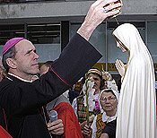 His Excellency Eugenijus Bartulis, bishop of Šiauliai, crowns Our Lady before the pilgrimage