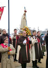 TFP Members in the ceremonial TFP habit carried a pilgrim statue of Our Lady of Fatima, adding a solemn tone to the TFP contingent