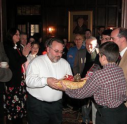 Guest wins a statue of the Child Jesus from the raffle drawing at the annual TFP Open House