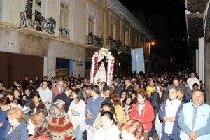 La folla affolla le strade del centro di Quito, pregando e cantando mentre portano in processione "la Virjencita"
