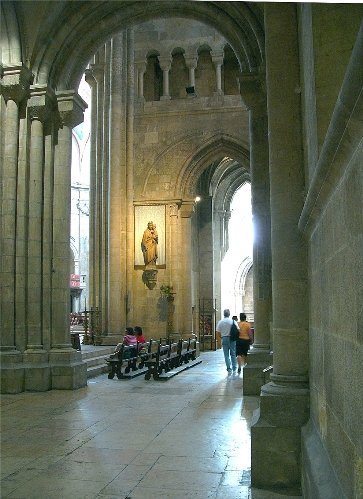 Cathedral_Lateral_Nave__Lisbon_499px.jpg