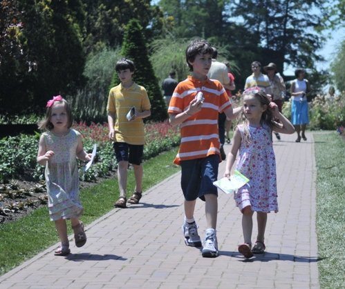 Children_at_Longwood_Gardens.jpg