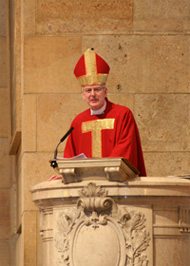 Archbishop Nienstedt giving a sermon.