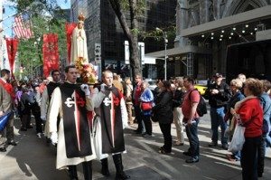 Our Lady of Fatima carried by TFP volunteers in ceremonial habit during the Manhattan Rosary Rally.