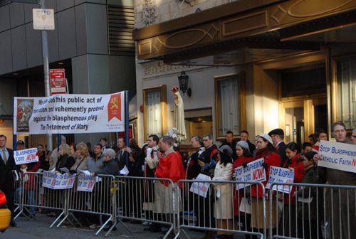 Catholics gathered across from The Walter Kerr Theatre to protest the blasphemous play The Testament of Mary and offer a public act of reparation to God and His Blessed Mother. Together they prayed the holy rosary, litanies and sang hymns while TFP members in ceremonial habit carry a statue of Our Lady of Fatima.