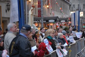 Faithful Catholics in New York City took time to console Our Lord and Our Lady during this Holy Week, as a blasphemous play against the Blessed Virgin Mary was about to take place just off Broadway.