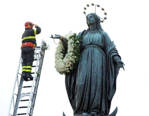 Firefighter salutes Our Lady of the Immaculate Conception on her feast day in the Piazza di Spagna, Rome, Italy