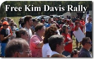 “Free Kim Davis Rally” Draws A Thousand Supporters