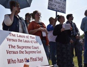 Over a thousand protesters gathered in support of County Clerk Kim Davis