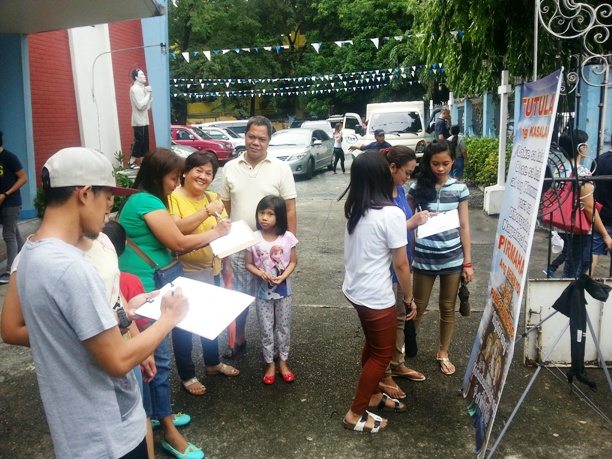 Philippines — Parish families and youth sign the “Filial Appeal to His Holiness Pope Francis” at a Supplica Filiale stand.