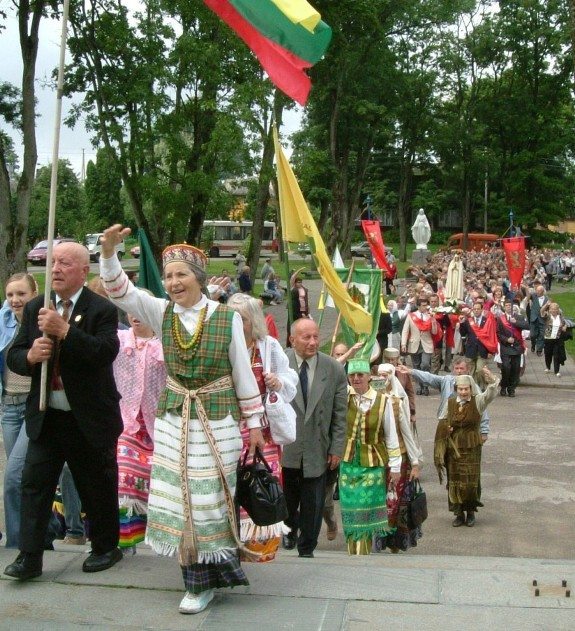 Since 1993 the TFP has participated in the annual traditional pilgrimage from Tytuvenai to Siluva where Our Lady appeared in 1608.