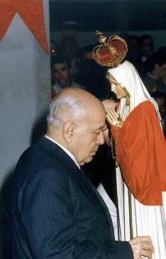 Professor Plinio Corrêa de Oliveira with the miraculous International Pilgrim Virgin statue of Our Lady of Fatima