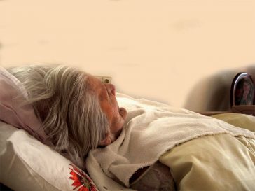 Le Piccole Sorelle dei Poveri si prendono cura degli anziani