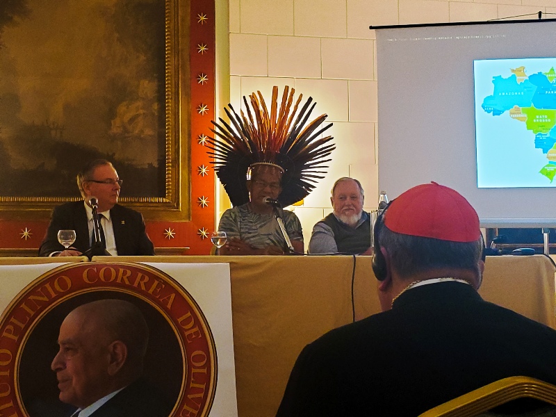 Il cardinale Raymond Burke alla conferenza sinodale del 5 ottobre tenutasi a Roma, sponsorizzata dalla TFP: ascoltate gli indiani amazzonici, non i teologi della liberazione