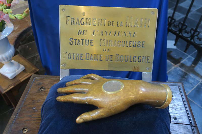Nostra Signora del Grande Ritorno: Una Storia di Speranza per i nostri Tempi - Frammento della mano della statua miracolosa di Nostra Signora di Boulogne