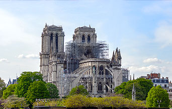 La ricostruzione di Notre Dame tocca la Francia nel profondo